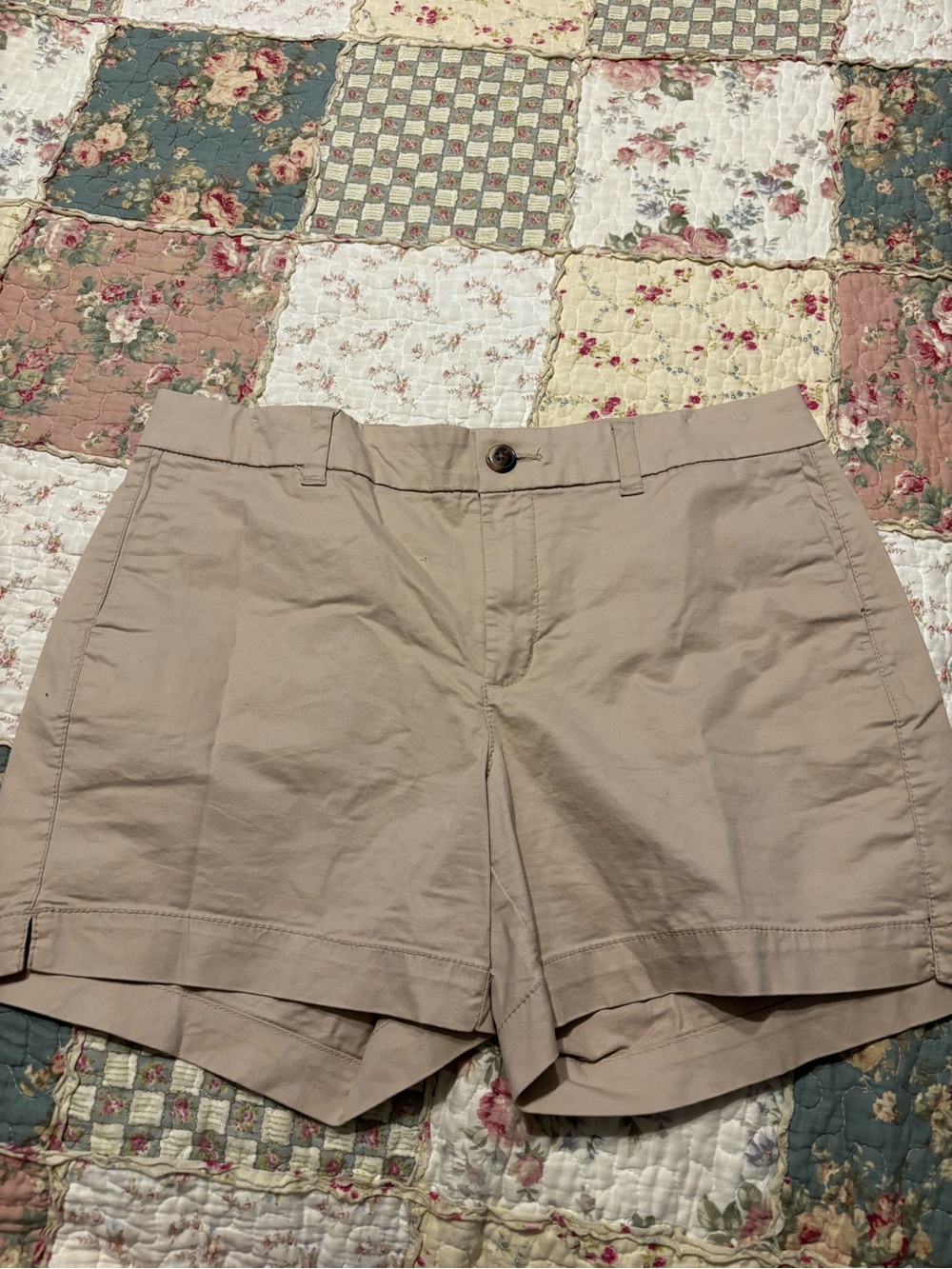 Old Navy Women's Everyday Beige Twill Shorts size 8